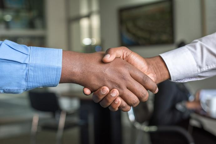 Poignée de main - Partenariat Poignée de main entre deux personnes symbolisant un accord ou un partenariat
